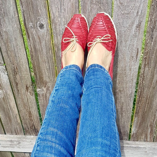 Red on sale huaraches girl